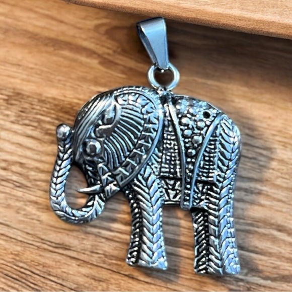 Silver Tone Elephant Earrings and Pendant Set *NWT* - Picture 5 of 5